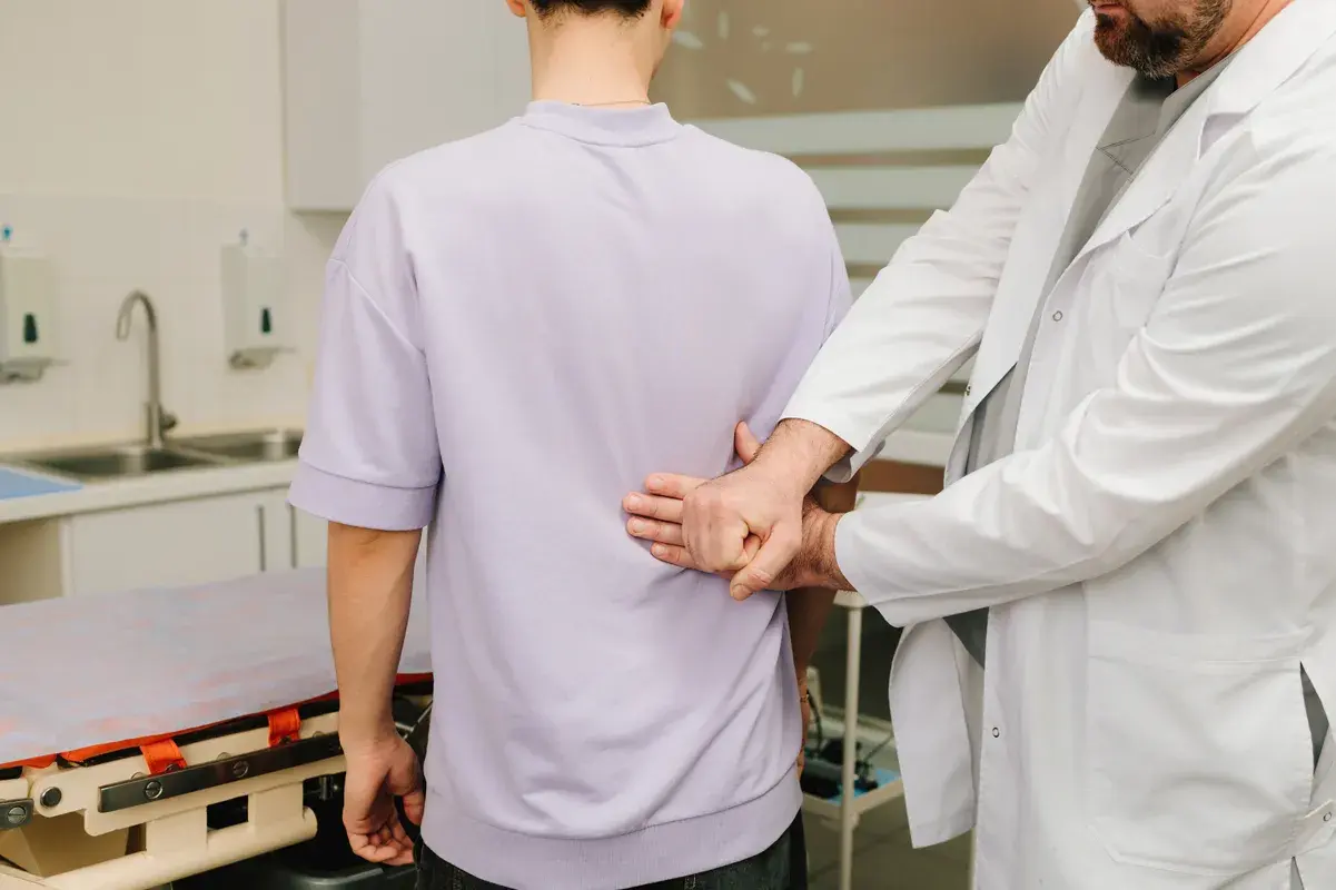 Patient undergoing renal percussion by specialist